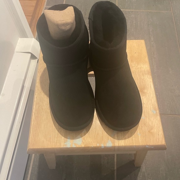 NIB KIDS UGG Classic Mini II Boot (Black) SZ 4 ***JUST IN TIME FOR THE HOLIDAYS! - Picture 2 of 5